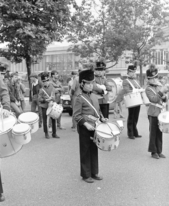 884975 Afbeelding van leden van de drumband Veronica voor een optreden tijdens een zomeravondconcert in de 'kuil' bij ...